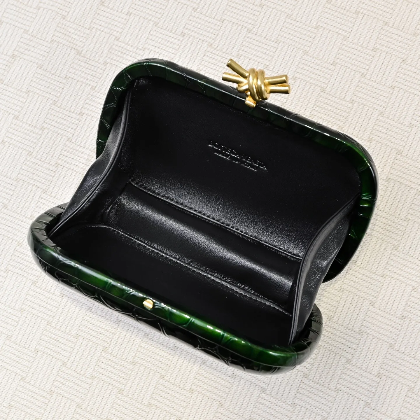 Batch 1560 #BV Knot pearlescent crocodile pattern evening bag series 🐊 Each bag reveals exquisiteness and elegance. It is made of crocodile leather with knot buckle. The leather feels super good and is unforgettable. 🐊 Crocodile pattern is a classic among classics. It looks high-end whenever you take it out ⭐️ The design is small and exquisite, low-key without logo, elegant and generous. Holding it in your hand or hanging it on your wrist will make you look more elegant and charming [Fireworks] Model: 717622 Size: 20x12x5.5